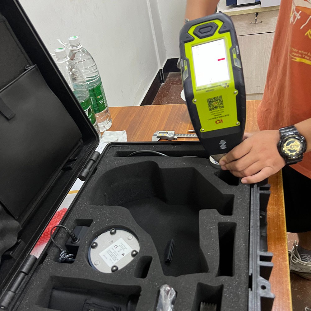 Carry-on spectrometer